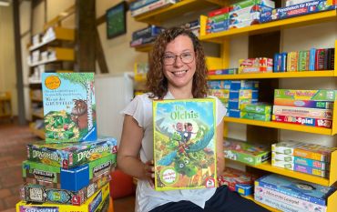 Leiterin Maria Sonnabend präsentiert neue Spiele © Stadt Burg