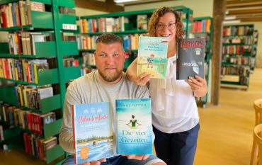 Maria Sonnabend und Michael Dümche präsentieren die Sommerlektüre © Stadt Burg