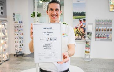 Maximilian Steib mit Urkunde "Reisen für Alle"